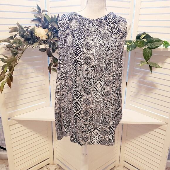 TORRID NAVY WHITE KEY HOLE AZTEC TANK SIZE 2 - Picture 2 of 6
